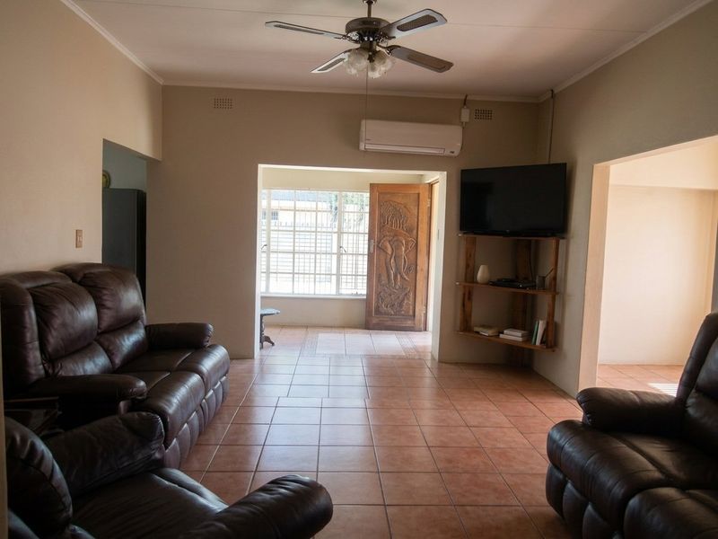 Spacious 3-Bedroom Family Home with Pool, Home Office & Backup Power - Photo 10