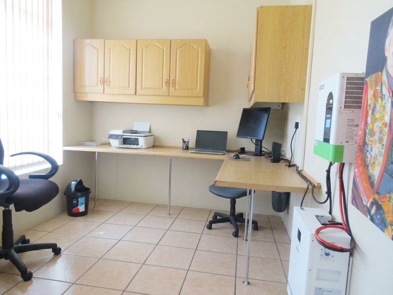 Spacious 3-Bedroom Family Home with Pool, Home Office & Backup Power - Photo 8