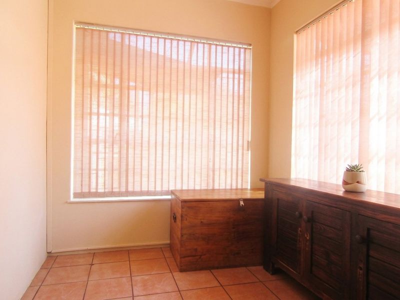 Spacious 3-Bedroom Family Home with Pool, Home Office & Backup Power - Photo 7