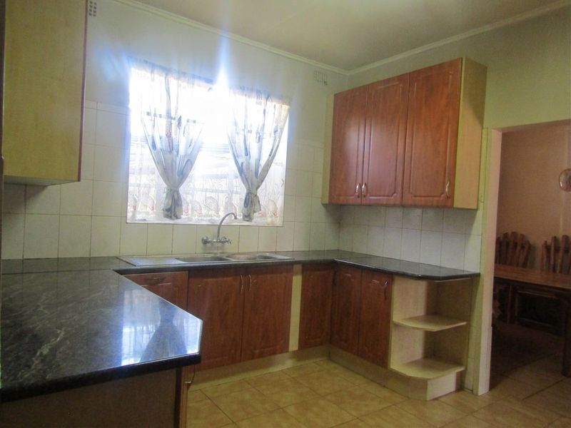 Spacious 3-Bedroom Family Home with Pool, Home Office & Backup Power - Photo 6