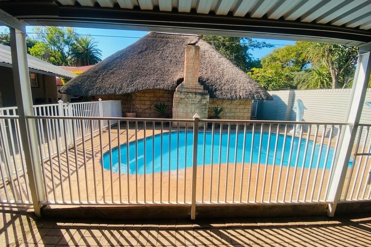 Spacious 3-Bedroom Family Home with Pool, Home Office & Backup Power - Photo 4