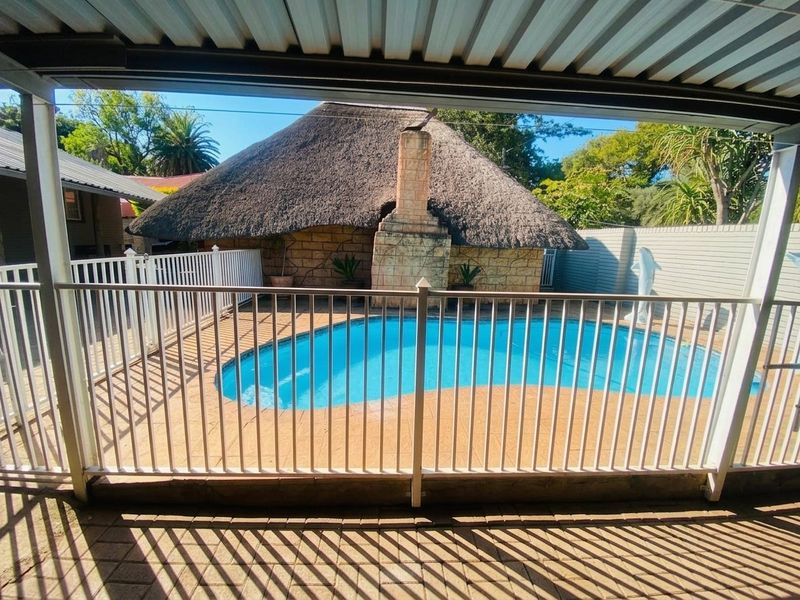 Spacious 3-Bedroom Family Home with Pool, Home Office & Backup Power - Photo 4