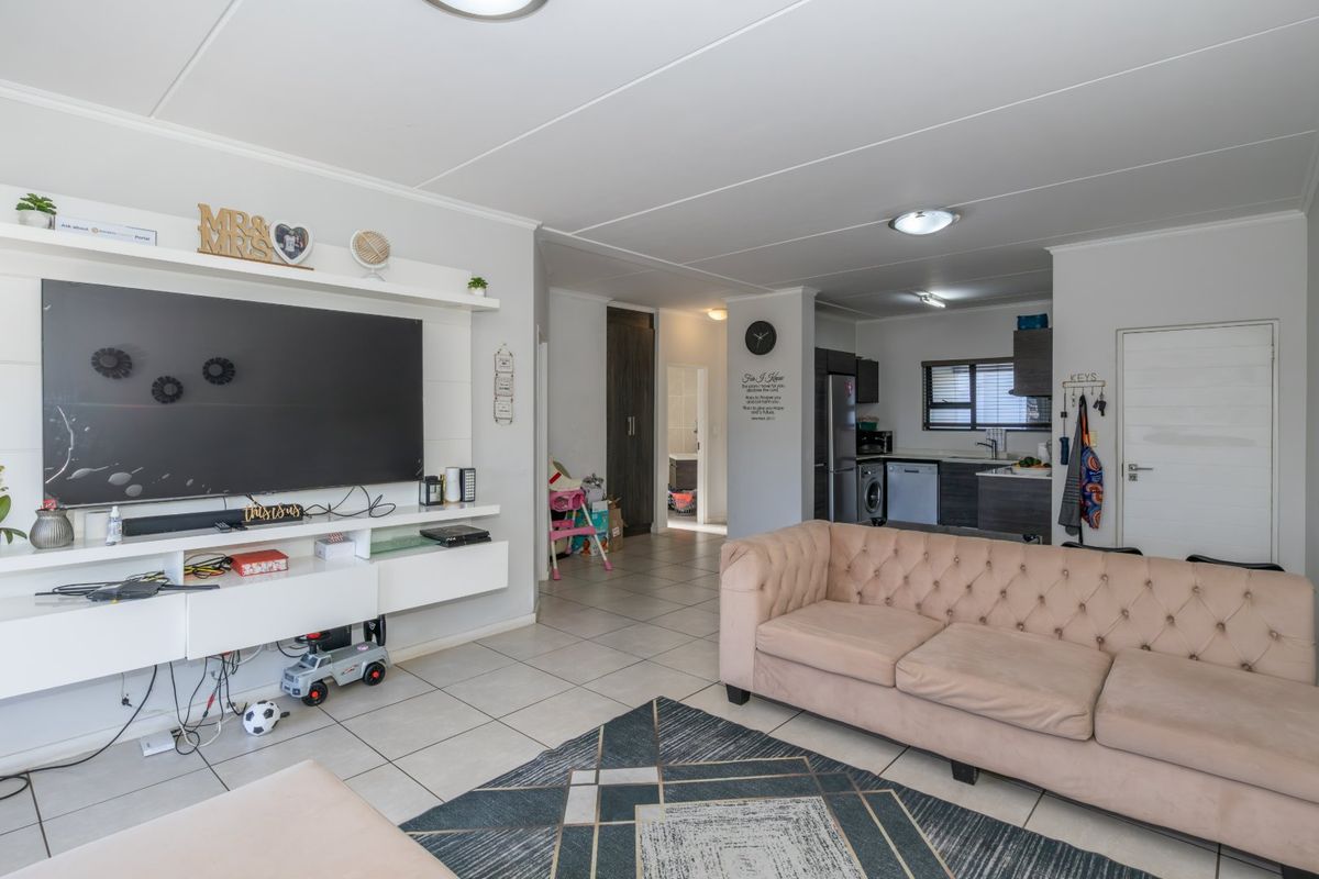 Stunning Spacious Apartment with a View - Photo 4