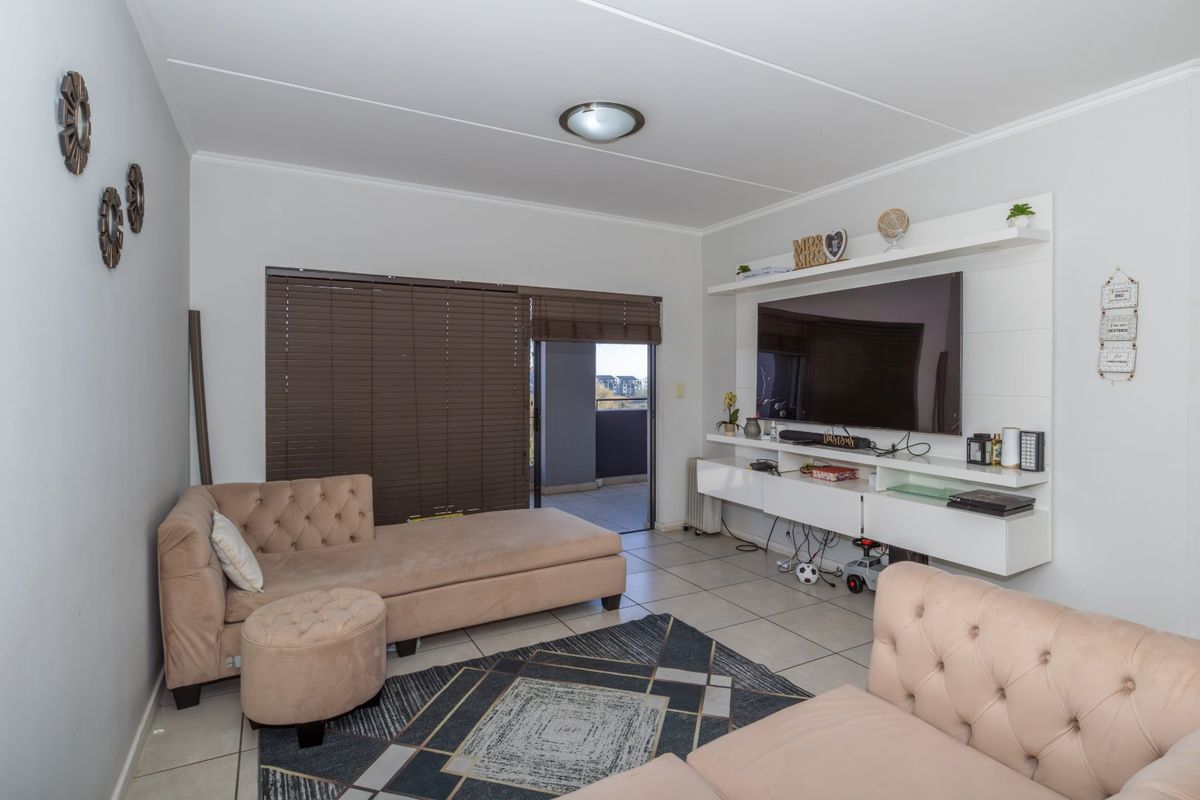 Stunning Spacious Apartment with a View - Photo 5