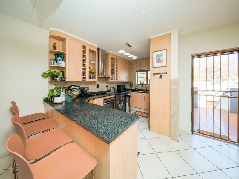 Stylish Three Bedroom Apartment Offering Exceptional Indoor and Outdoor Living in Bedfordview - Photo 2