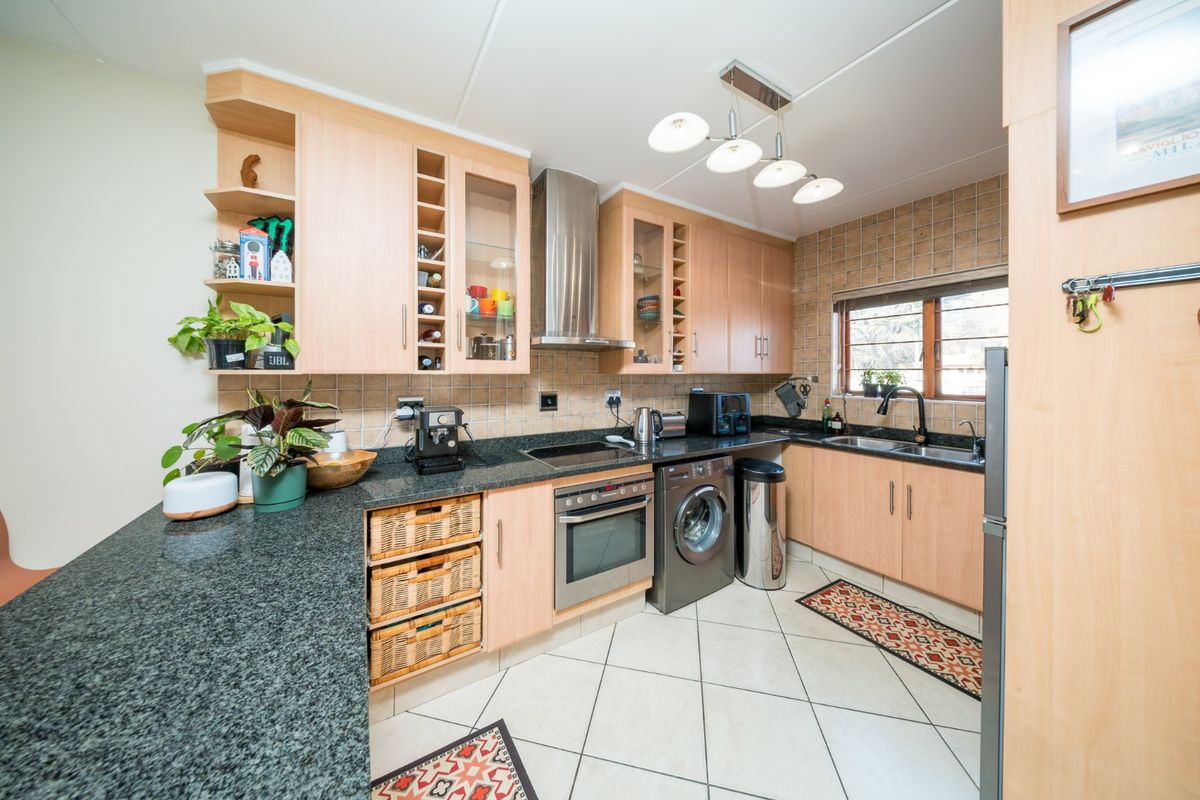 Stylish Three Bedroom Apartment Offering Exceptional Indoor and Outdoor Living in Bedfordview - Photo 3