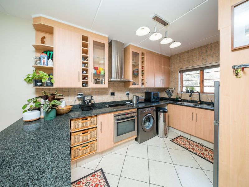 Stylish Three Bedroom Apartment Offering Exceptional Indoor and Outdoor Living in Bedfordview - Photo 3