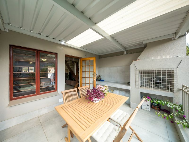 Stylish Three Bedroom Apartment Offering Exceptional Indoor and Outdoor Living in Bedfordview - Photo 10