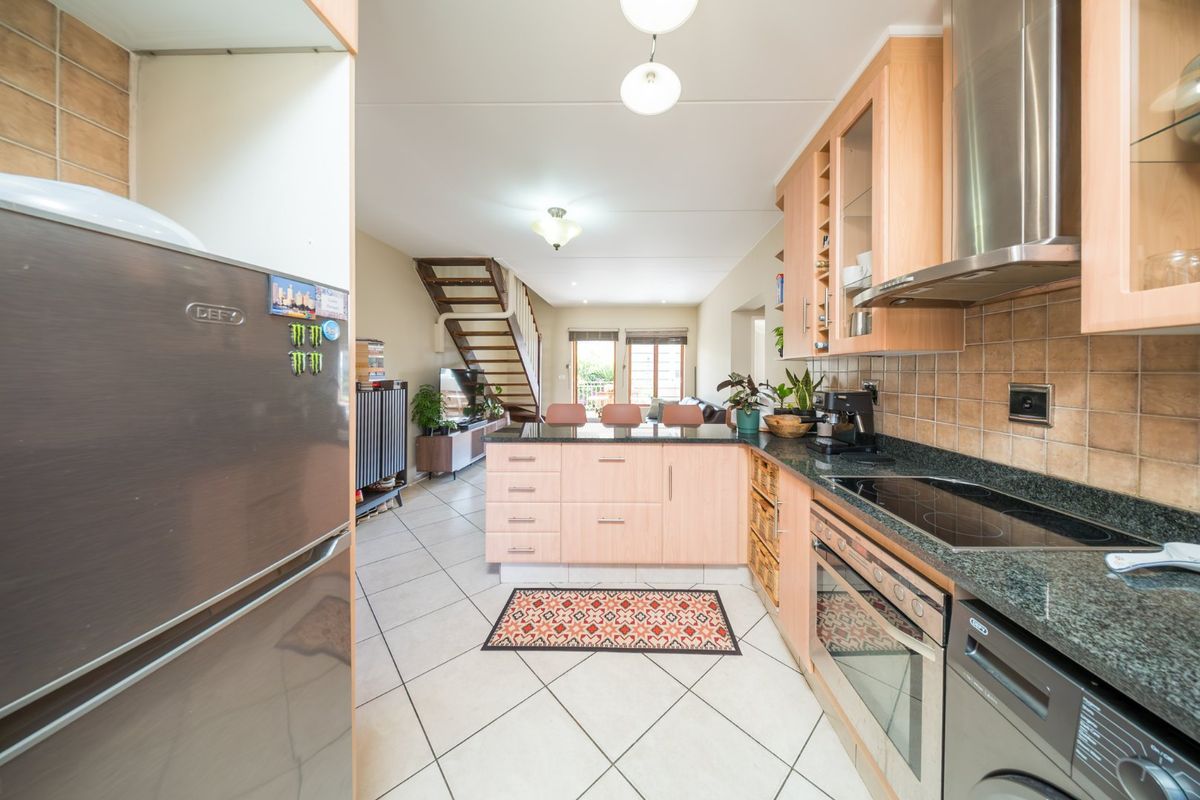 Stylish Three Bedroom Apartment Offering Exceptional Indoor and Outdoor Living in Bedfordview - Photo 5