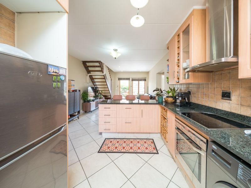 Stylish Three Bedroom Apartment Offering Exceptional Indoor and Outdoor Living in Bedfordview - Photo 6