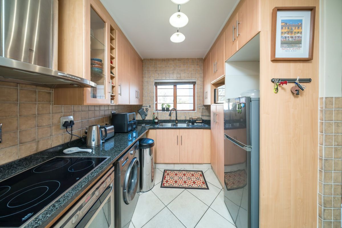 Stylish Three Bedroom Apartment Offering Exceptional Indoor and Outdoor Living in Bedfordview - Photo 4