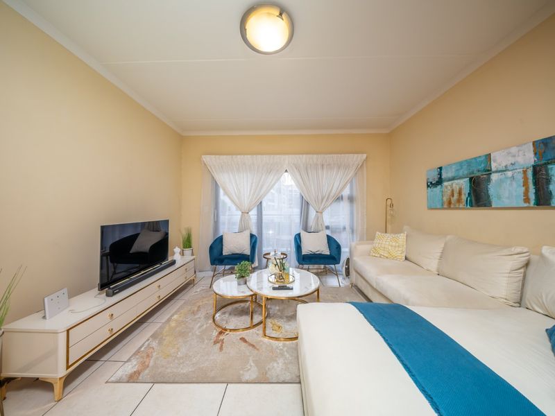 Modern Apartment Living with Beautiful Sunset Views in Greenstone Hill - Photo 3
