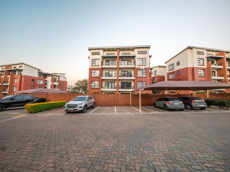 Modern Apartment Living with Beautiful Sunset Views in Greenstone Hill - Photo 1