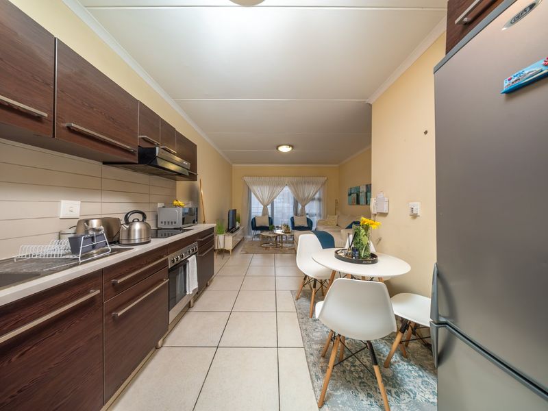 Modern Apartment Living with Beautiful Sunset Views in Greenstone Hill - Photo 9