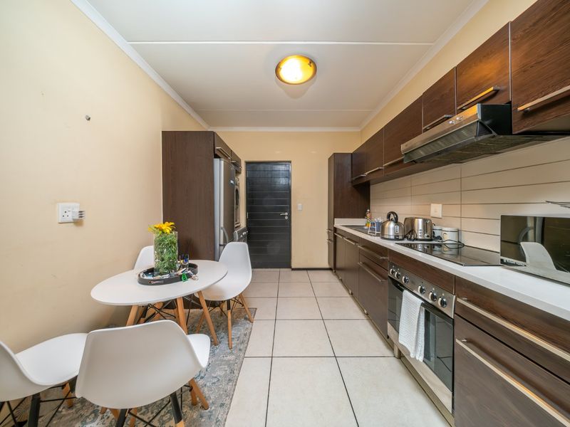 Modern Apartment Living with Beautiful Sunset Views in Greenstone Hill - Photo 7