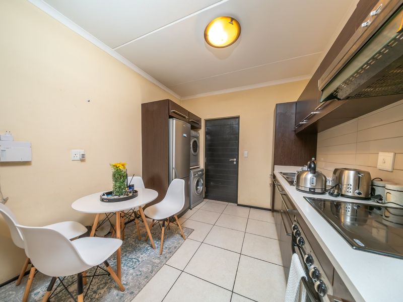 Modern Apartment Living with Beautiful Sunset Views in Greenstone Hill - Photo 8