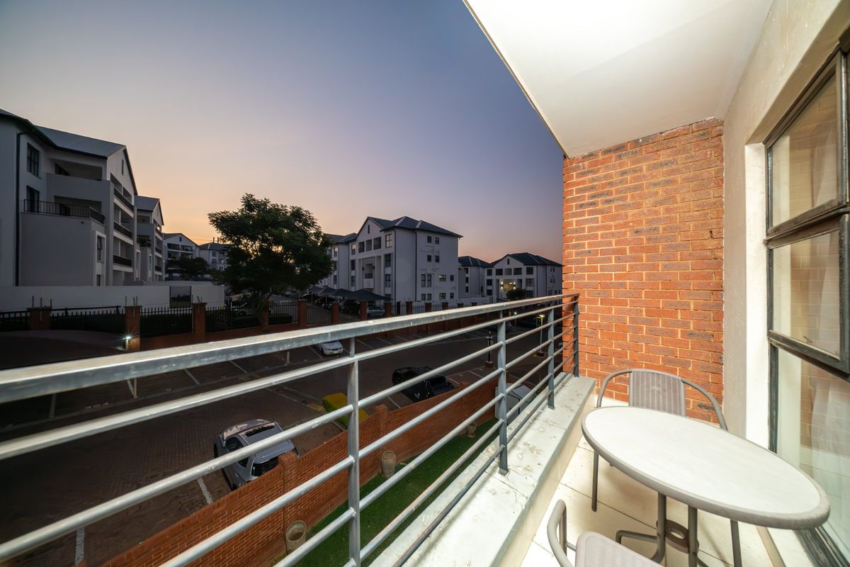 Modern Apartment Living with Beautiful Sunset Views in Greenstone Hill - Photo 2