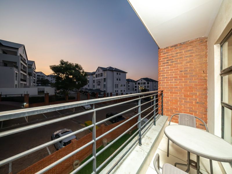 Modern Apartment Living with Beautiful Sunset Views in Greenstone Hill - Photo 2