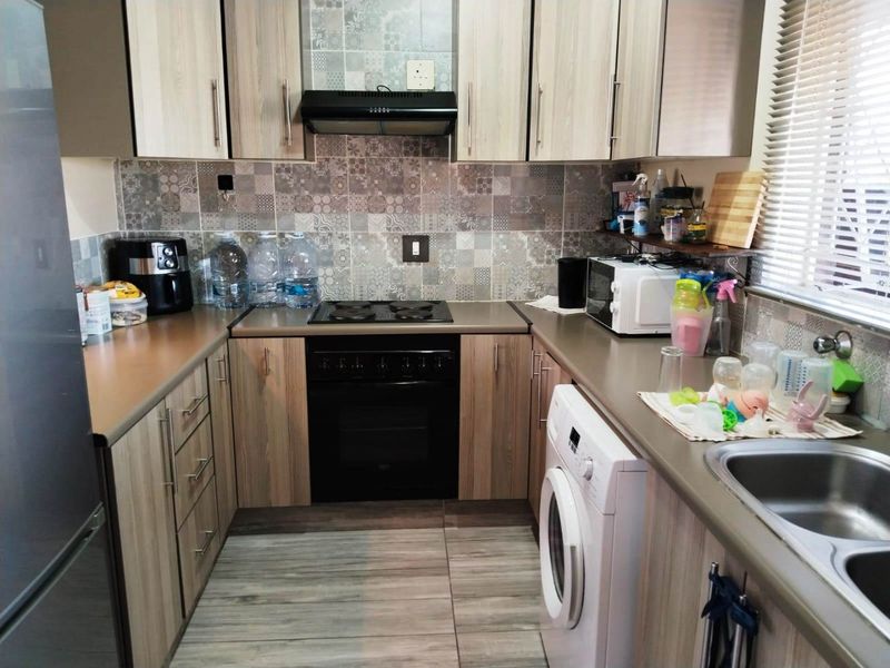Chic Eastleigh Flat with Secure Parking - Photo 8
