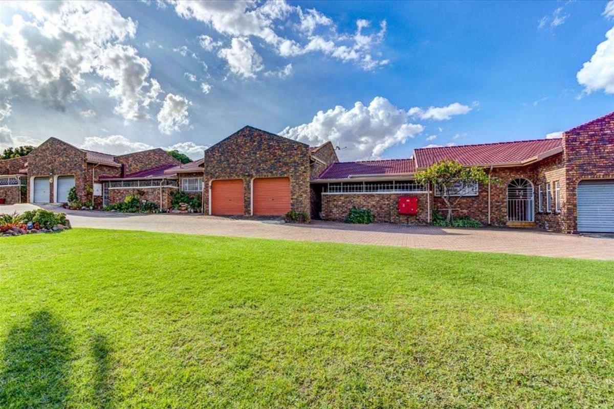 Spacious Family Home with Excellent Features - Photo 3