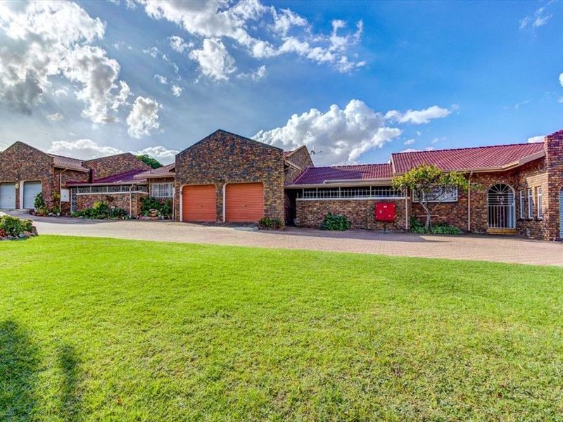 Spacious Family Home with Excellent Features - Photo 3