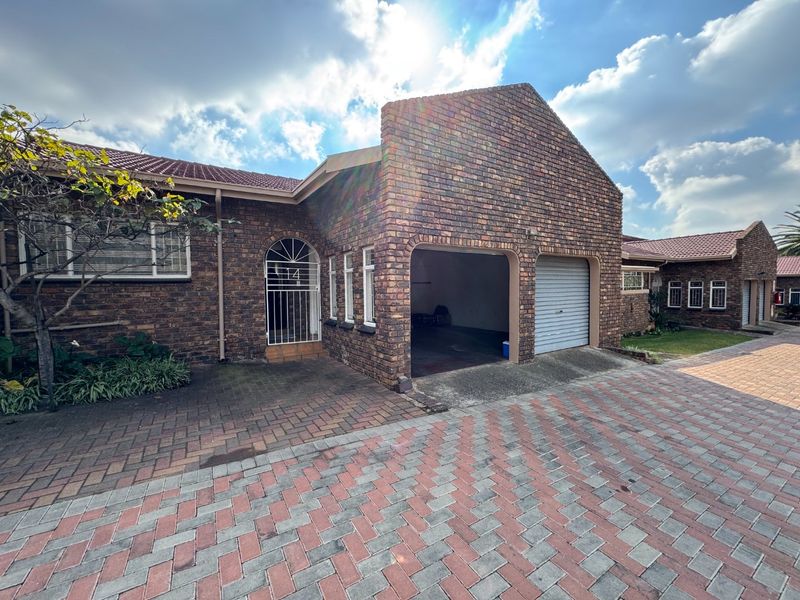 Spacious Family Home with Excellent Features - Photo 1