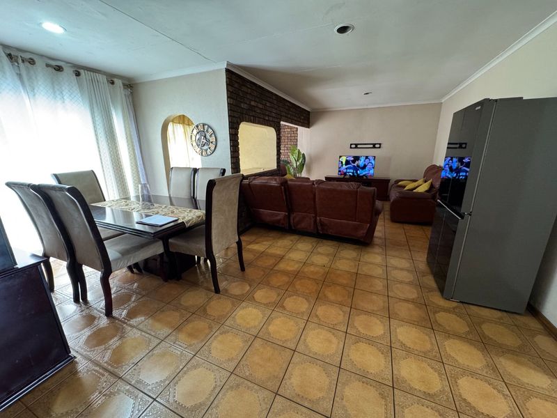 Spacious Family Home with Excellent Features - Photo 5