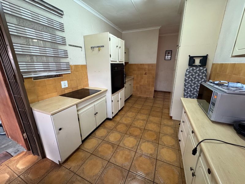 Spacious Family Home with Excellent Features - Photo 4