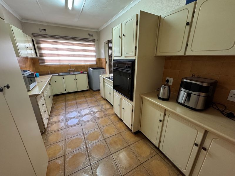 Spacious Family Home with Excellent Features - Photo 3