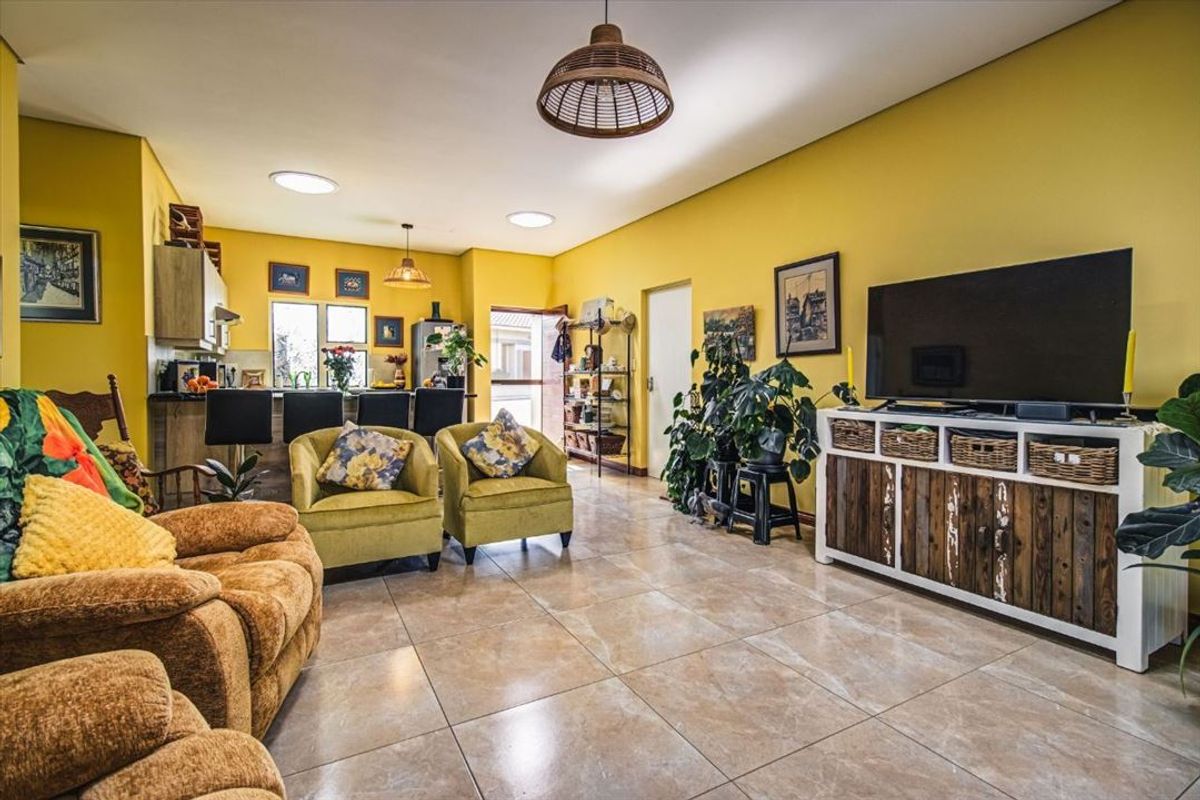 Beautiful Home with Pool and Double Garage - Photo 2
