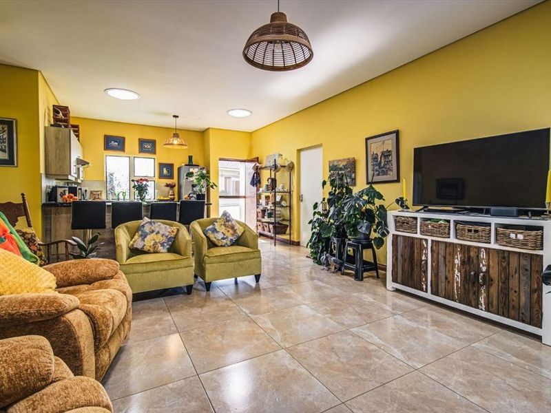 Beautiful Home with Pool and Double Garage - Photo 2
