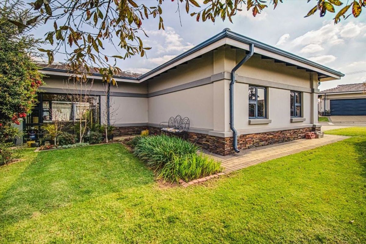 Beautiful Home with Pool and Double Garage - Photo 3