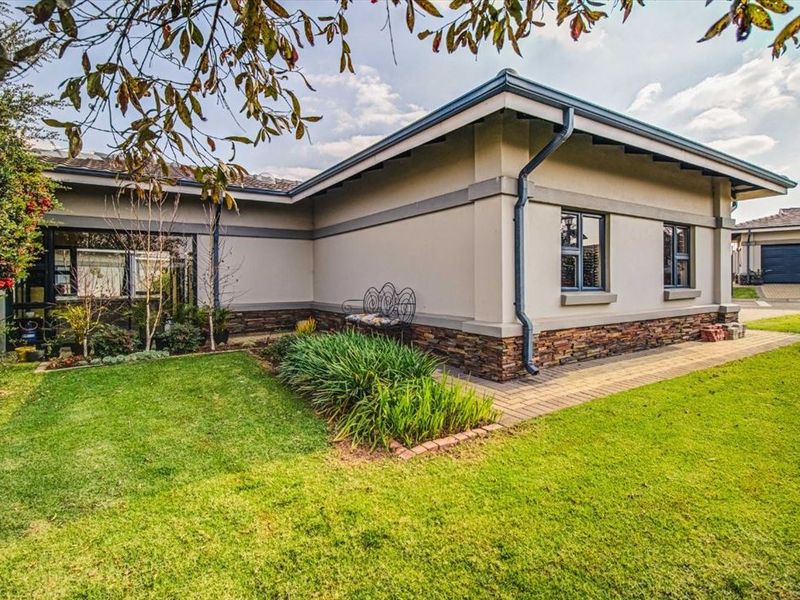 Beautiful Home with Pool and Double Garage - Photo 3