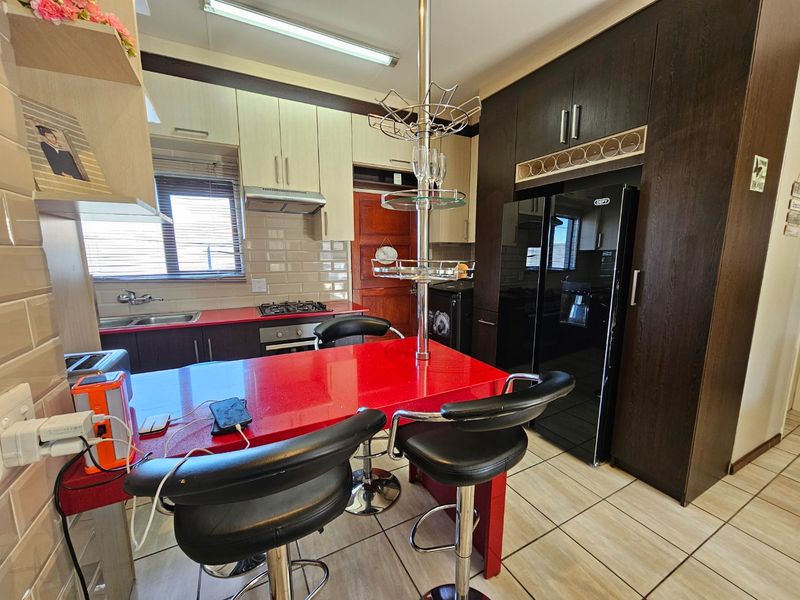 Modern Secure 3-Bedroom Home in Terra Nova - Photo 6