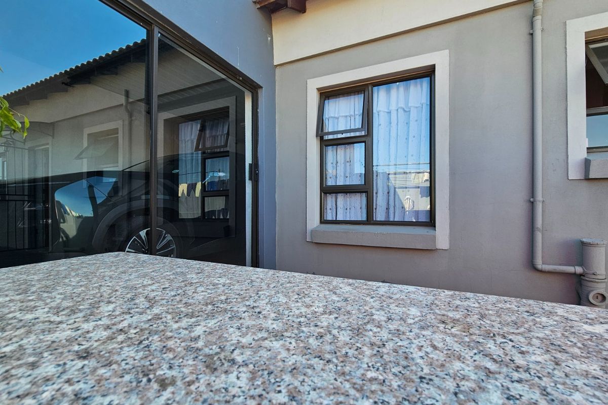 Modern Secure 3-Bedroom Home in Terra Nova - Photo 3