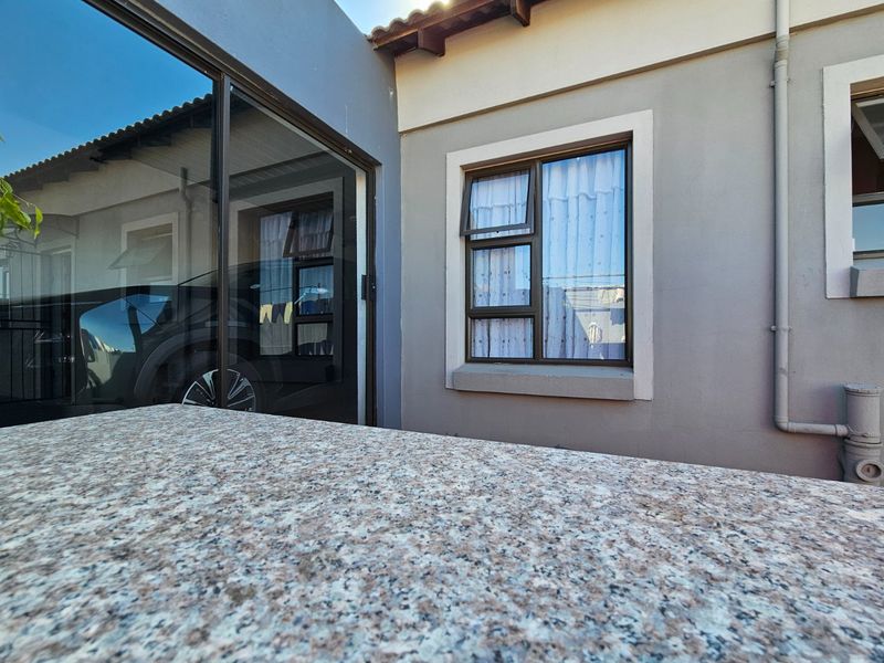 Modern Secure 3-Bedroom Home in Terra Nova - Photo 3