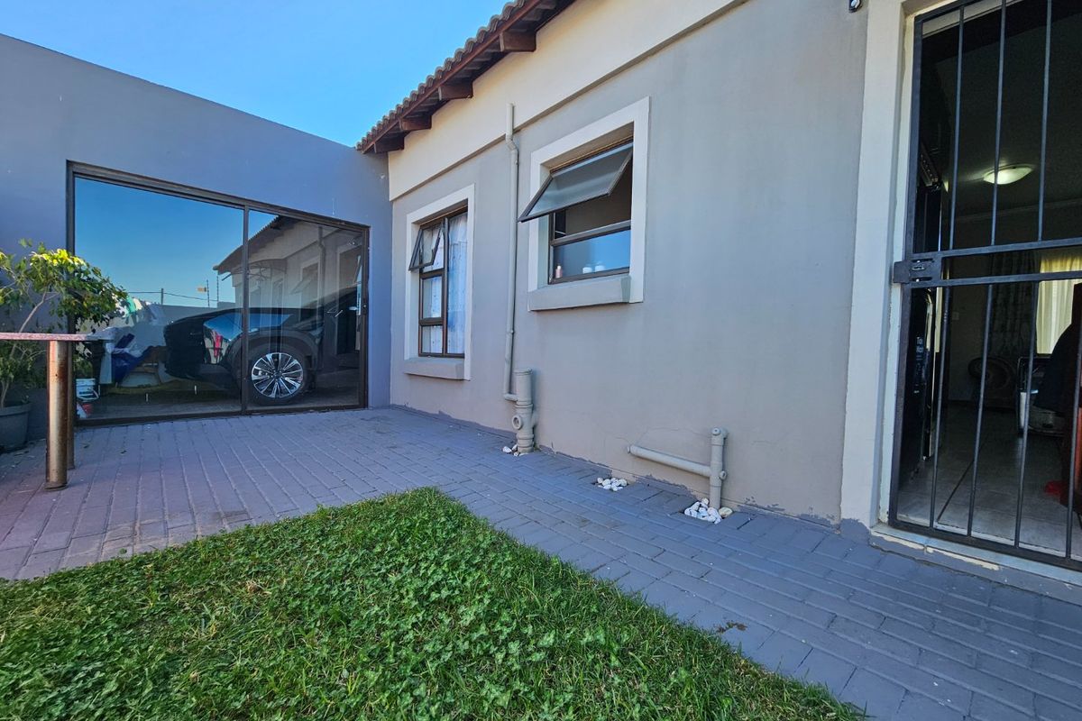 Modern Secure 3-Bedroom Home in Terra Nova - Photo 2