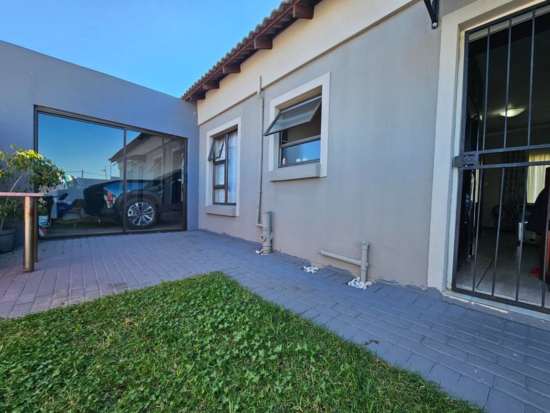 Modern Secure 3-Bedroom Home in Terra Nova - Photo 2