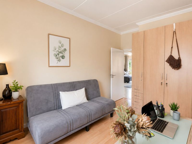 Spacious First-Floor Apartment in Sought-After Castlehill, Blackheath - Photo 3