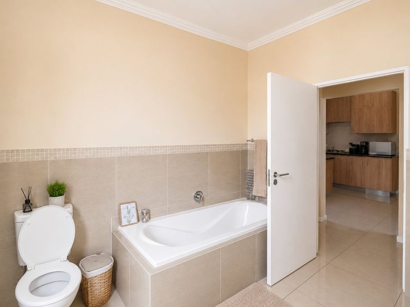 Spacious First-Floor Apartment in Sought-After Castlehill, Blackheath - Photo 8