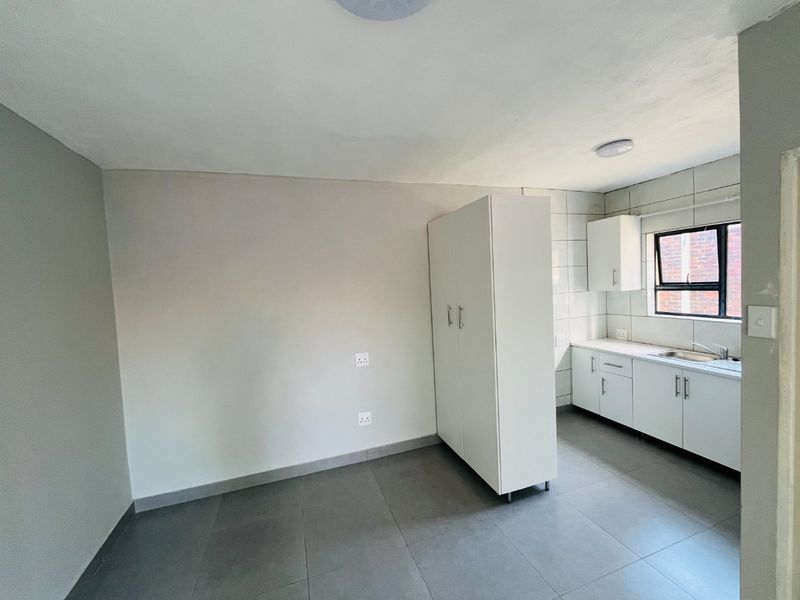 Granny Bachelor flat for rent in Illiondale, Edenvale - Photo 2