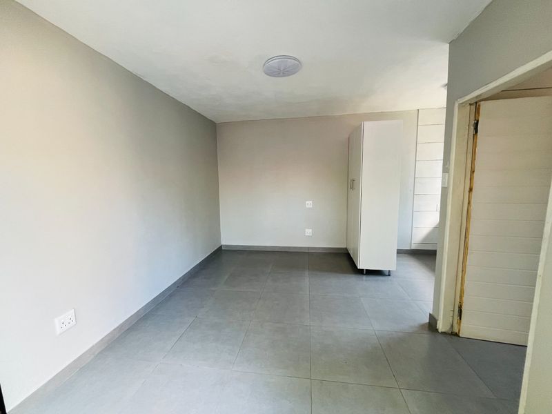 Granny Bachelor flat for rent in Illiondale, Edenvale - Photo 2
