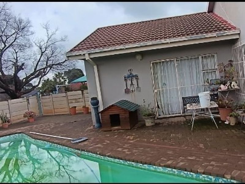 Spacious Family Home with Flatlet & Pool Awaits - Photo 4