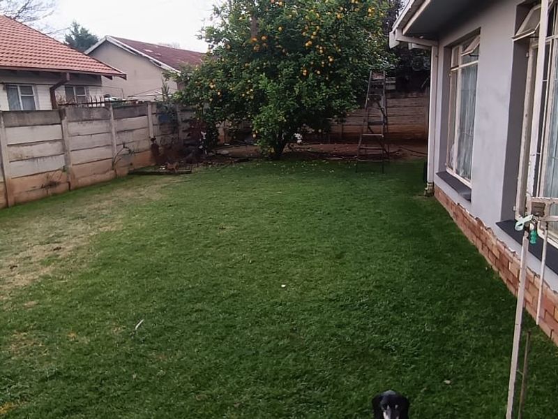 Spacious Family Home with Flatlet & Pool Awaits - Photo 5