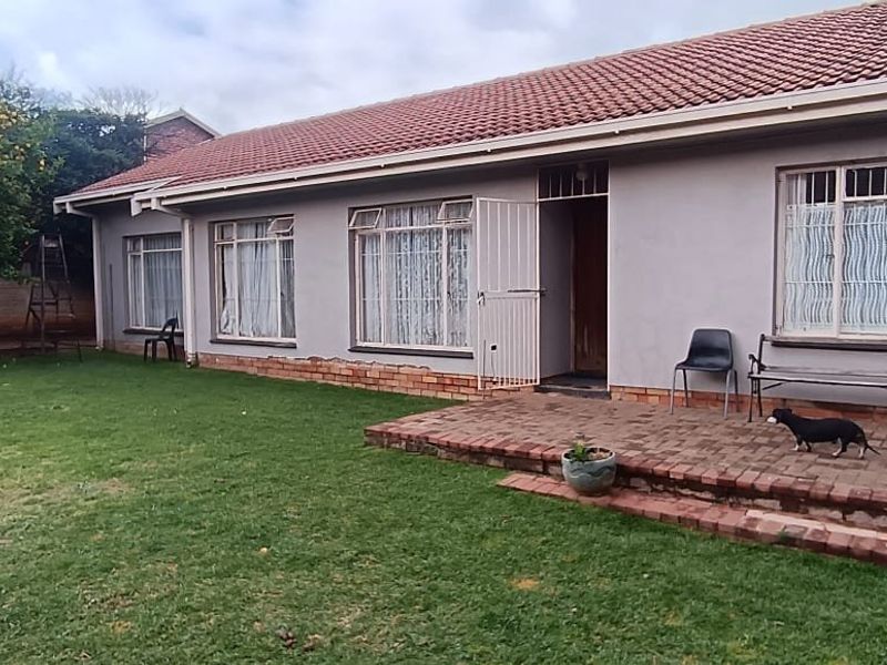 Spacious Family Home with Flatlet & Pool Awaits - Photo 1