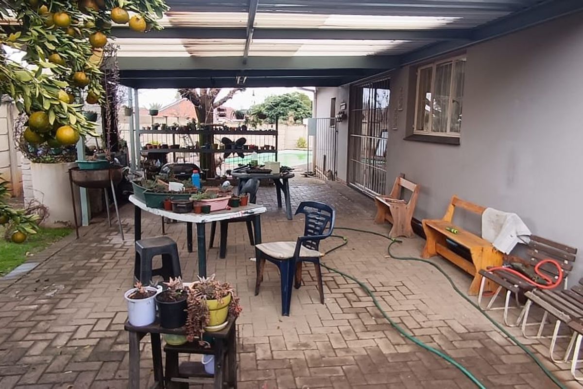 Spacious Family Home with Flatlet & Pool Awaits - Photo 2