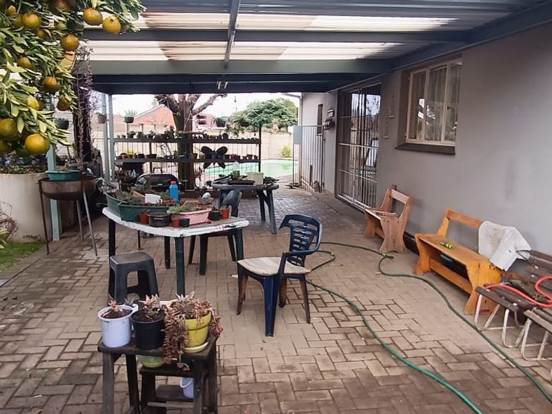 Spacious Family Home with Flatlet & Pool Awaits - Photo 2