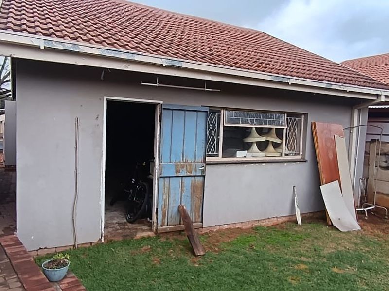 Spacious Family Home with Flatlet & Pool Awaits - Photo 6