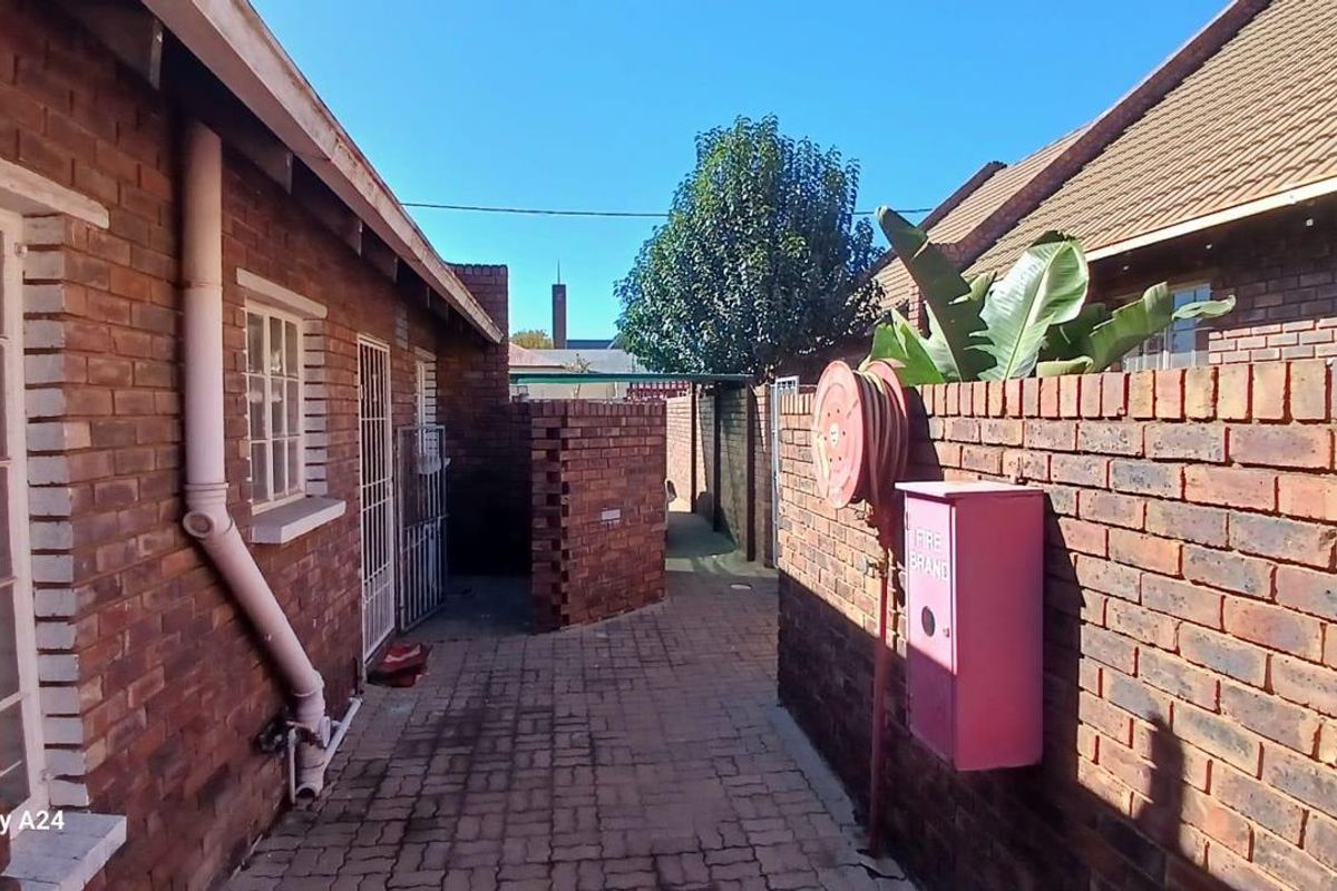 In a safe complex with own private garden!!! - Photo 3