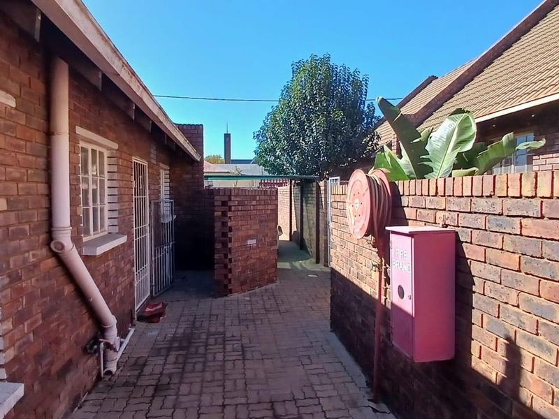 In a safe complex with own private garden!!! - Photo 3